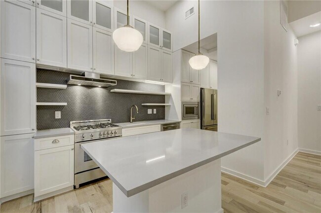Building Photo - 211 W Johanna St