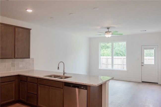 Building Photo - 5689 Fox Blf Dr