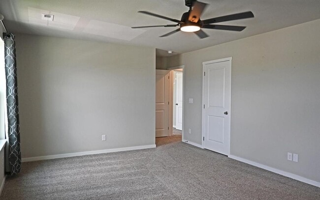 Building Photo - Spacious Elegance Meets Modern Comfort In ...