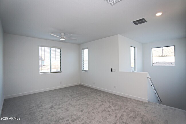 Building Photo - 773 W Lark Dr