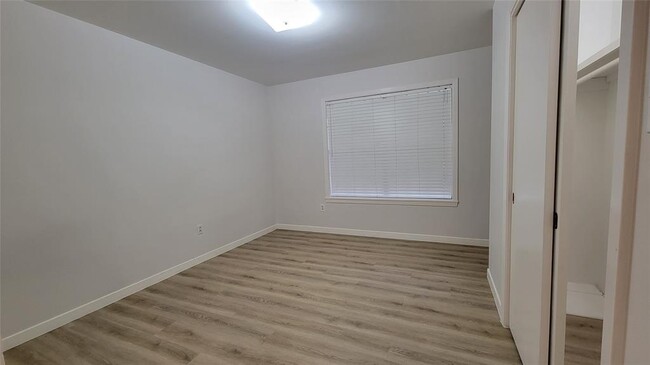 Building Photo - 215 Pine Shadow Dr