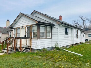 Building Photo - 3 bedroom 2 bathroom house