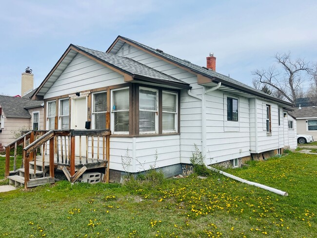 Primary Photo - 3 bedroom 2 bathroom house