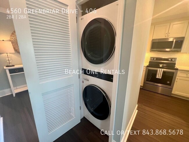 Building Photo - 4560 Greenbriar Dr
