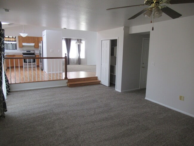 Building Photo - 3190 Leoti Dr