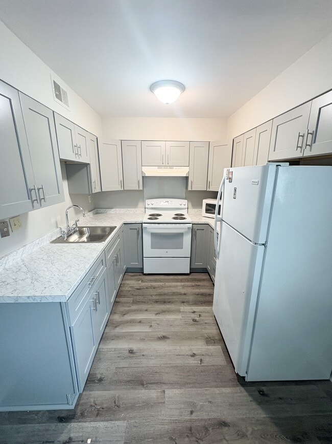 Building Photo - 1100 Skyland Dr