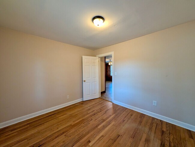 Building Photo - For Rent: Charming Country Home in Middlesex – $1,550/month