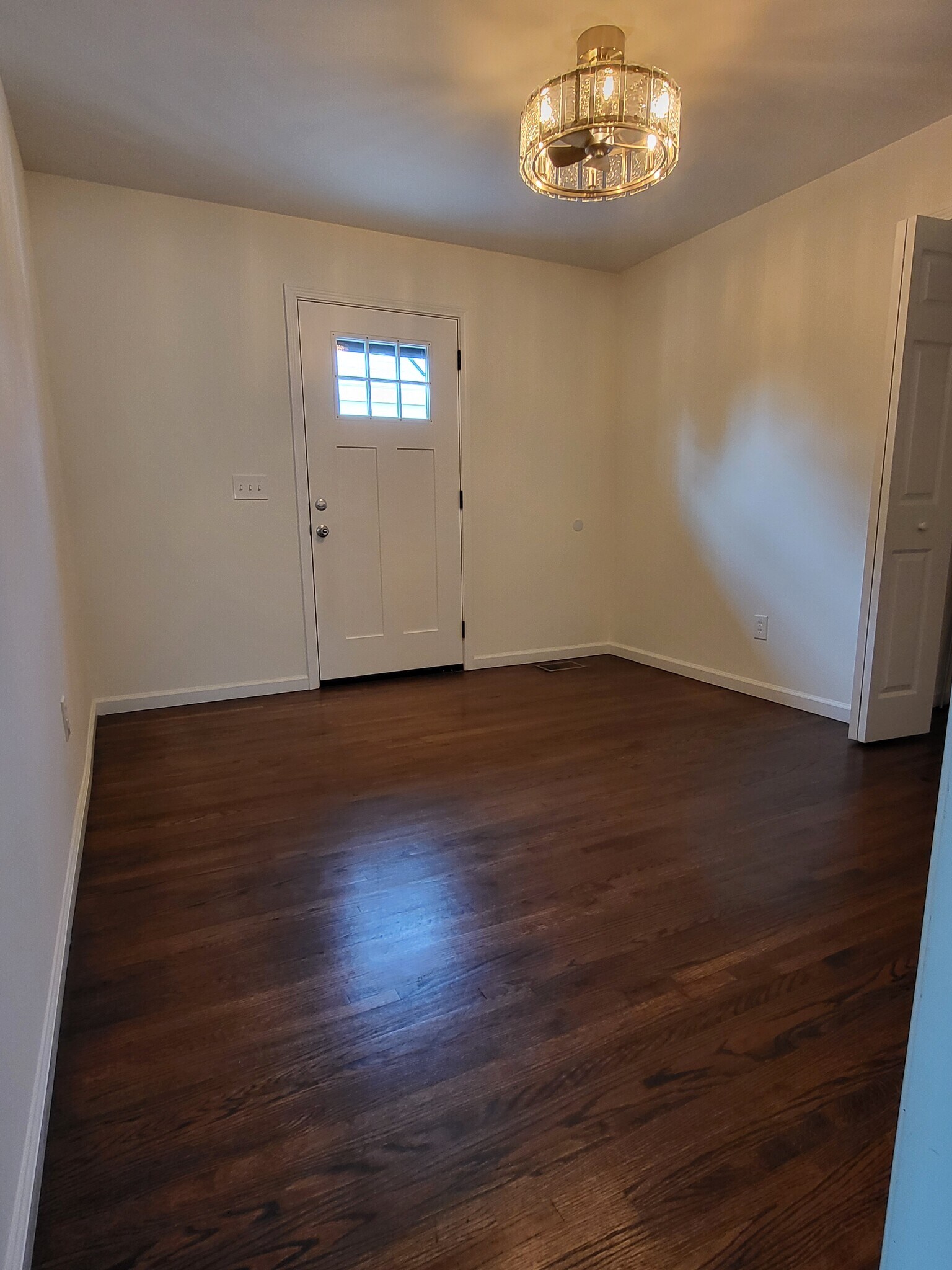 Living room - 1512A Sweetbriar Ave