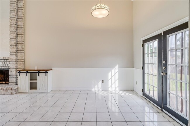 Building Photo - 2938 River Crest Rd