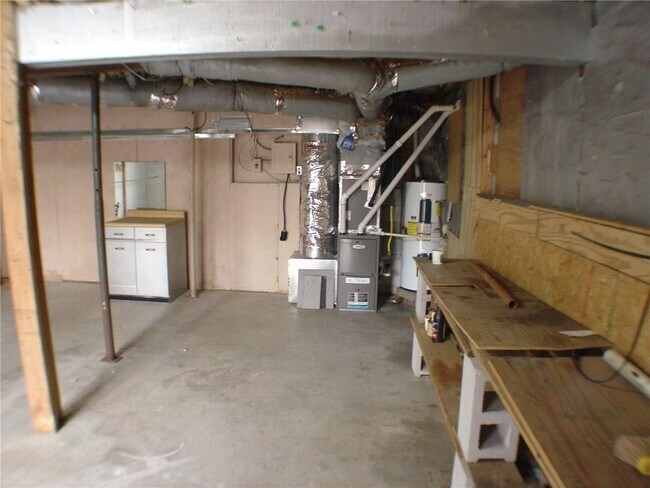 Building Photo - 8 Adams Ln