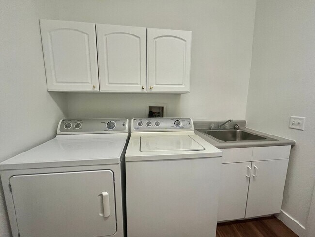 Building Photo - 2470 sq ft, remodeled single story, hard to find 5 bed, 2.5 bath, 2 car garage in guard gated Sta...
