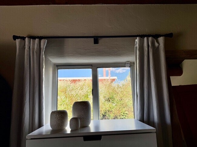 Building Photo - Renovated Santa Fe Home!!