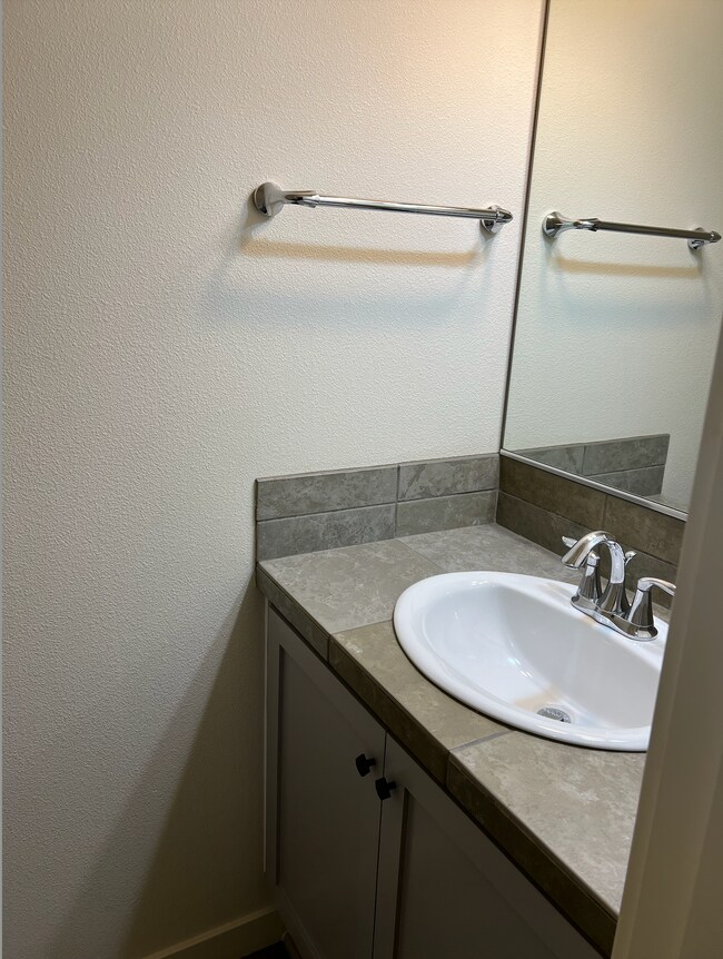 Building Photo - 635 NE Garswood Ln