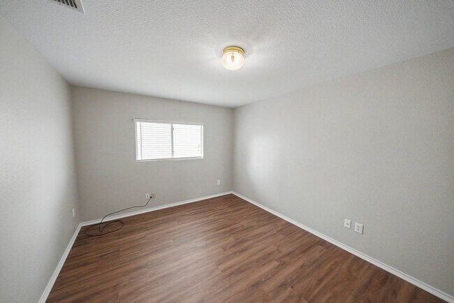 Building Photo - 11114 Hillsdale Loop