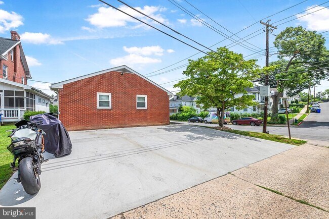 Building Photo - 703 Virginia Ave