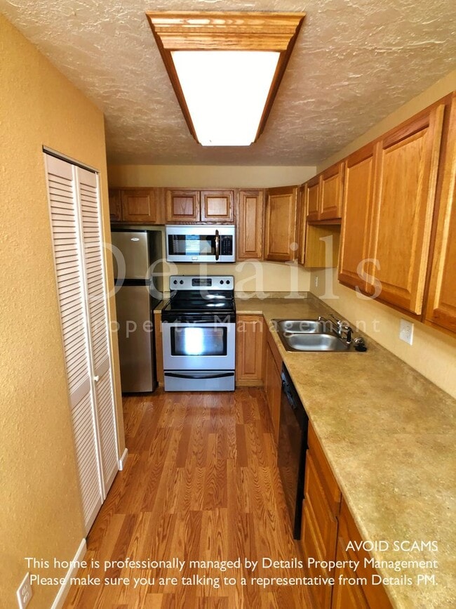 Building Photo - Nicely Updated Condo with 1 BR + Loft, 2.5...
