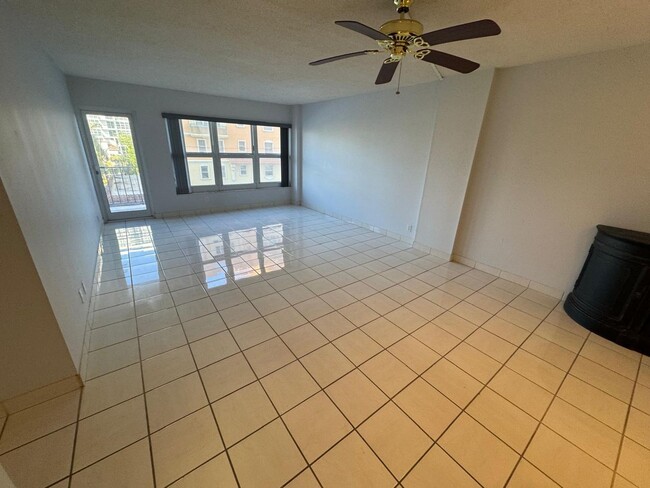 Building Photo - 2 Bed 2 Bath Condo Just Steps From The Oce...