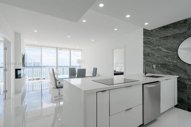 Building Photo - 7601 E Treasure Dr