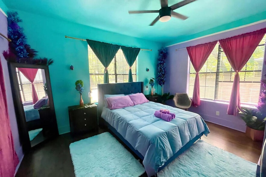 Building Photo - 2705 E 3rd St