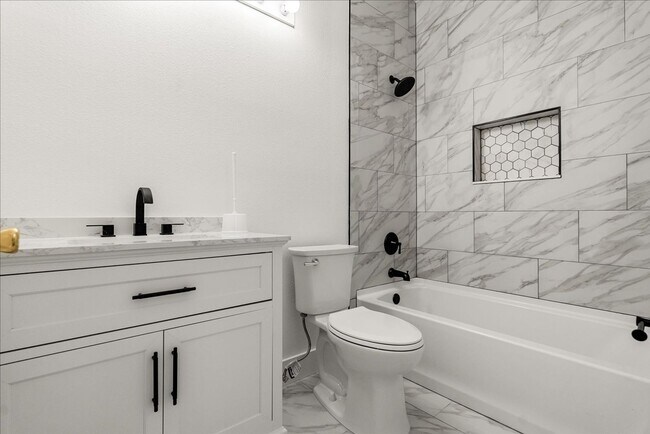 Building Photo - Stunning 4-Bedroom Lakefront Pool Home in ...
