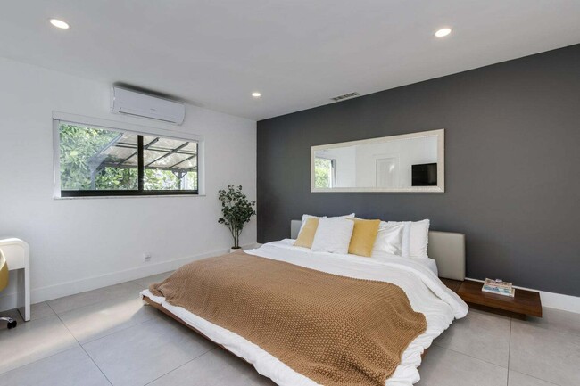 Building Photo - 1049 W Palmetto Park Rd