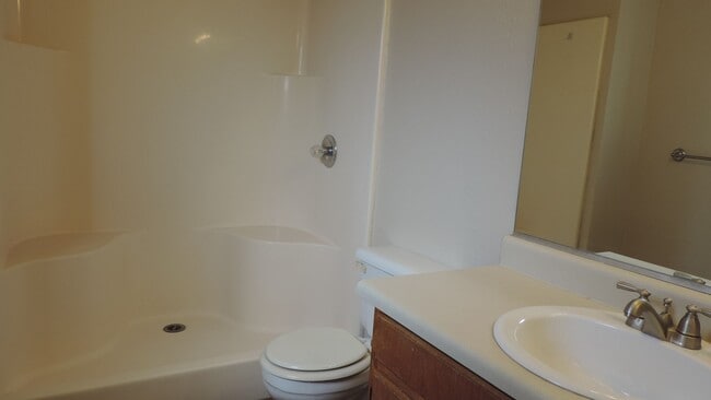 Building Photo - 3 bedroom 2 bath duplex