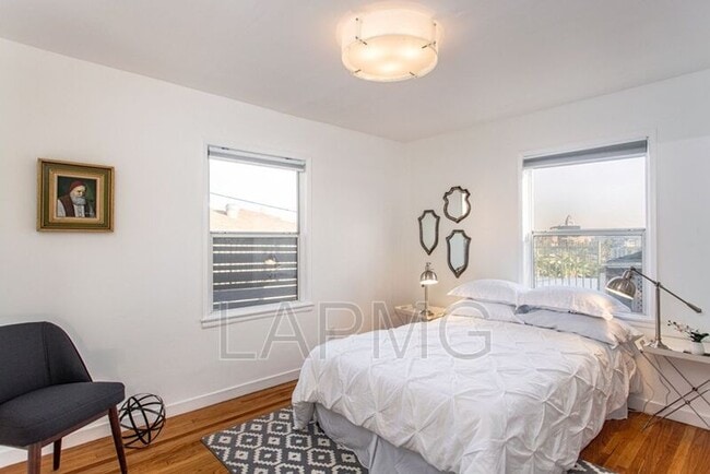 Building Photo - 1159 1/2 Bellevue Avenue