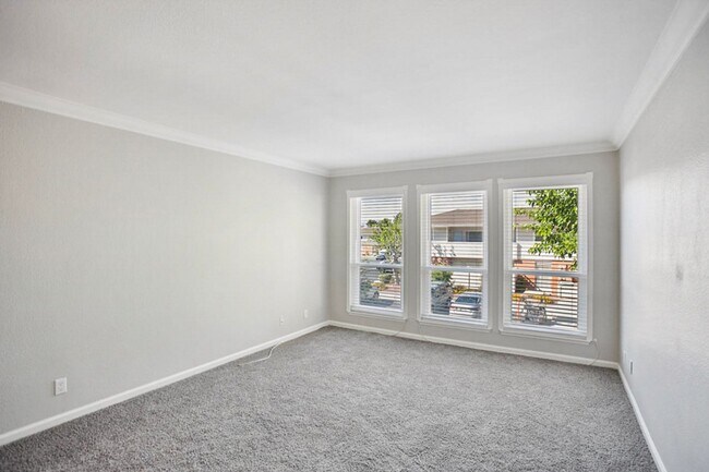 Building Photo - 1 Bed, 1 Bath In Highly Desirable Guard Gated Las Vegas Country Club