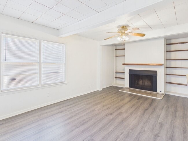 Building Photo - Spacious 2 bedroom 2 living areas 1 bath with a garage!