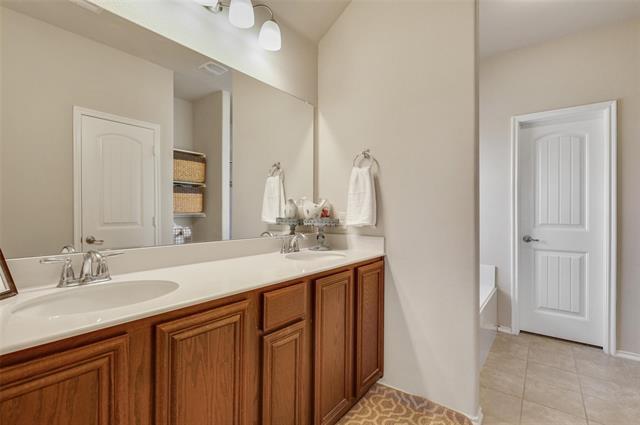 Building Photo - 3104 Oakcrest Dr