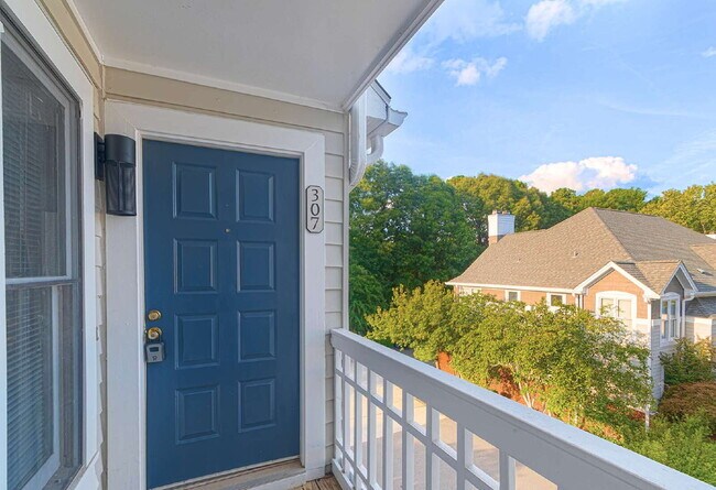Building Photo - Chic & Cozy Condo in the heart of Raleigh!