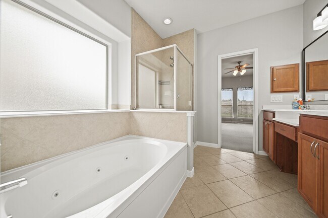 Building Photo - 25959 Ravenside Dr