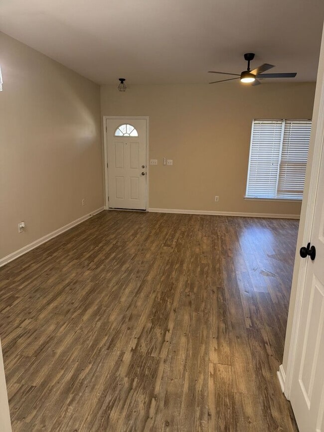 Building Photo - MOVE IN SPECIAL!! $500 OFF FIRST FULL MONTH