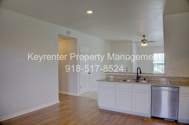 Building Photo - PRICE DECREASE! MOVE IN READY! Gorgeous 3 bed/2 bath!