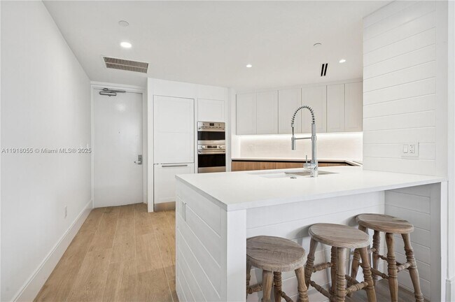 Building Photo - 705 Crandon Blvd