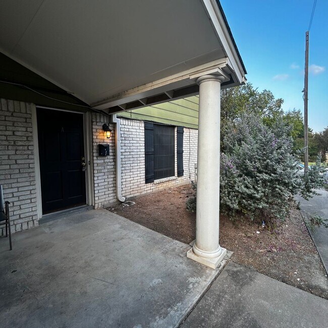 Building Photo - 7204 Creekside Dr