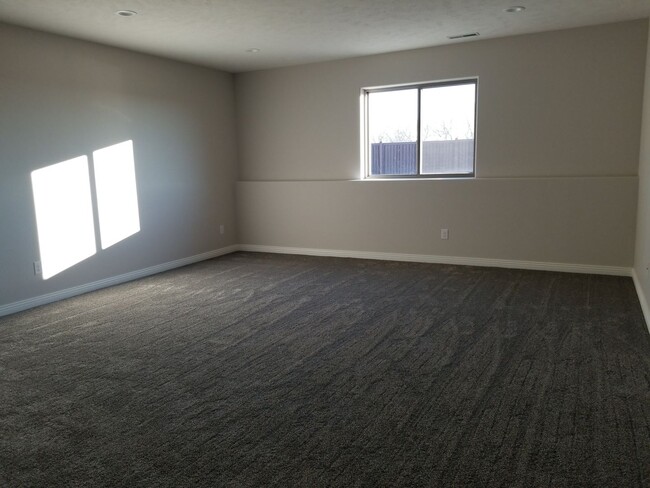 Building Photo - Daylight ranch townhome with 2 stall garage.  Private driveway and covered deck. high end finishe...