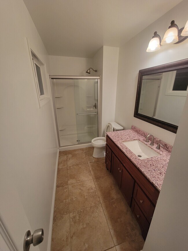 Master bathroom - 3584 Rosalie St