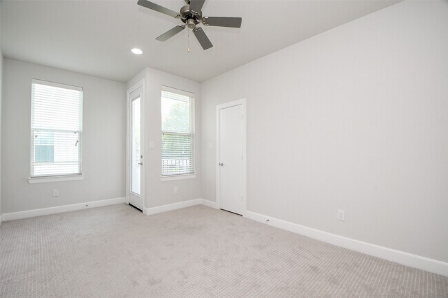 Building Photo - 508 W Donovan St