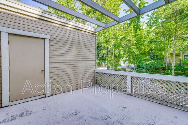 Building Photo - 947 La Mesa Terrace