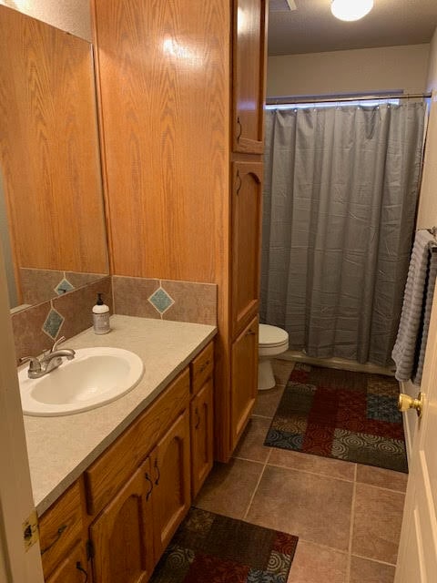 Main Bath - 3559 Rosewood Ave