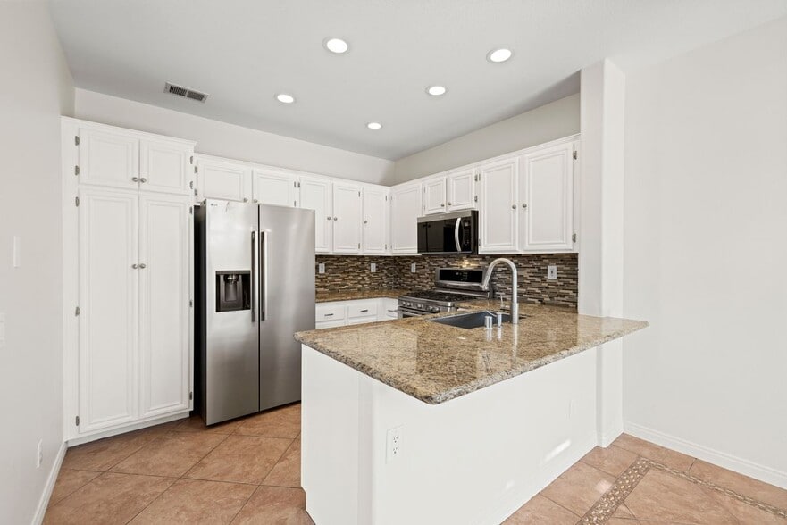 Building Photo - 27815 Sunflower Ct