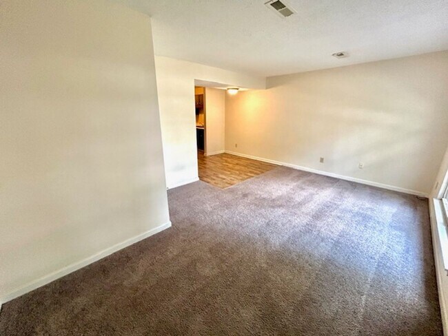 Building Photo - Cute and Cozy-ONE BEDROOM/ONE BATH - SOUTH HUNTSVILLE LOCATION -With a $300 Off the first month's...