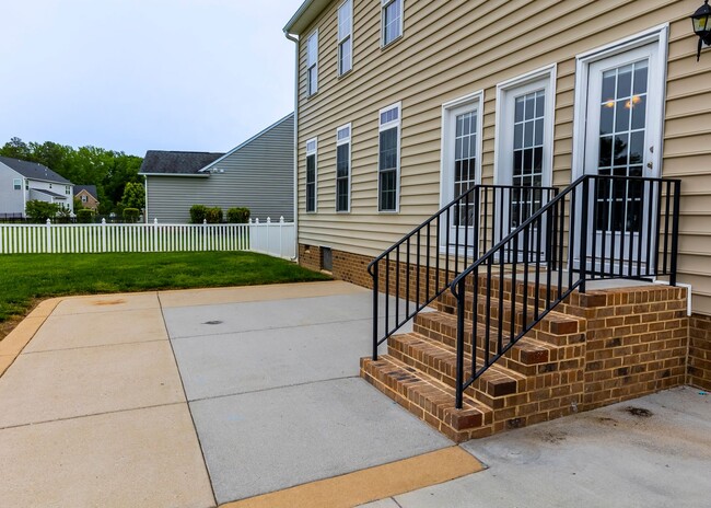 Building Photo - Huge house with vaulted ceilings and fence...