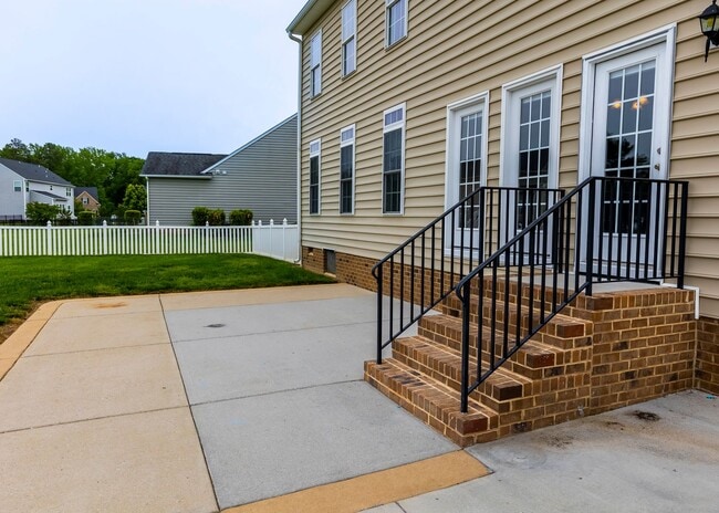 Building Photo - Huge house with vaulted ceilings and fenced in rear yard