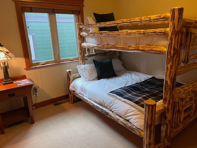 Building Photo - Luxury Mountain Residence — Premier 6-Month Winter Lease Near Canyon Lodge