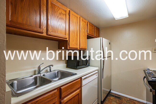 Building Photo - 4836 Highland Cir