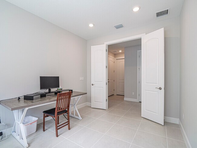 Building Photo - 3842 White Alder Wy