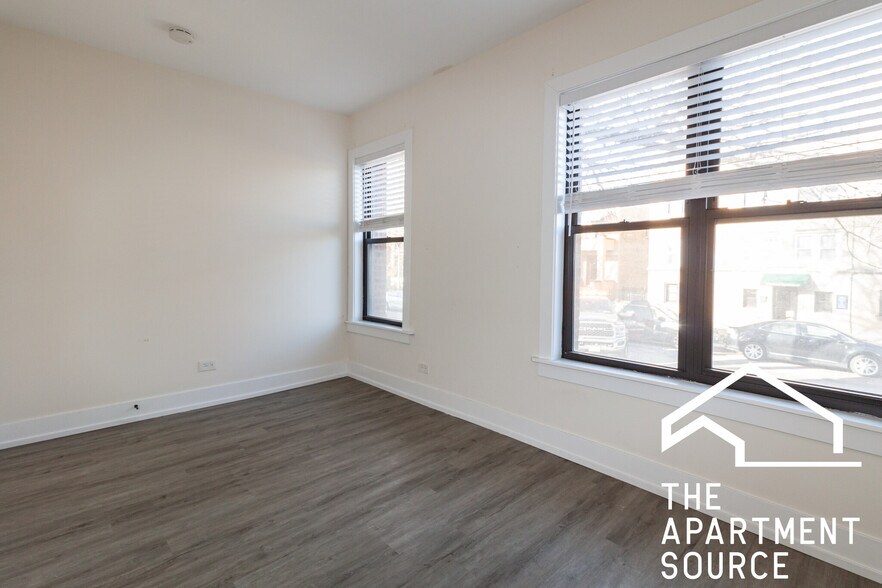 Building Photo - 828 W Waveland Ave