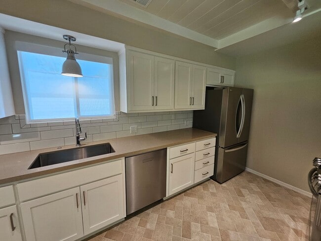 Building Photo - Beautiful Home in a Lovely Neighborhood! Available Spacious 2 Bedroom and Two Bathroom!